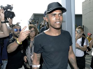 Gelandang Bayern Munchen, Douglas Costa, menjalani tes medis bersama Juventus di Juventus Medical Center, Turin, Rabu (12/7/2017). (AFP/Massimo Pinca)