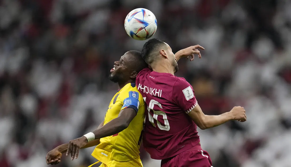<p>Bek Qatar, Boualem Khoukhi berebut bola udara dengan penyerang Ekuador, Enner Valencia pada pertandingan grup A Piala Dunia 2022 di Stadion Al Bayt di Al Khor, Qatar, Minggu (20/11/2022). Ekuador berhak memimpin klasemen sementara dengan koleksi tiga poin. (AP Photo /Natacha Pisarenko)</p>