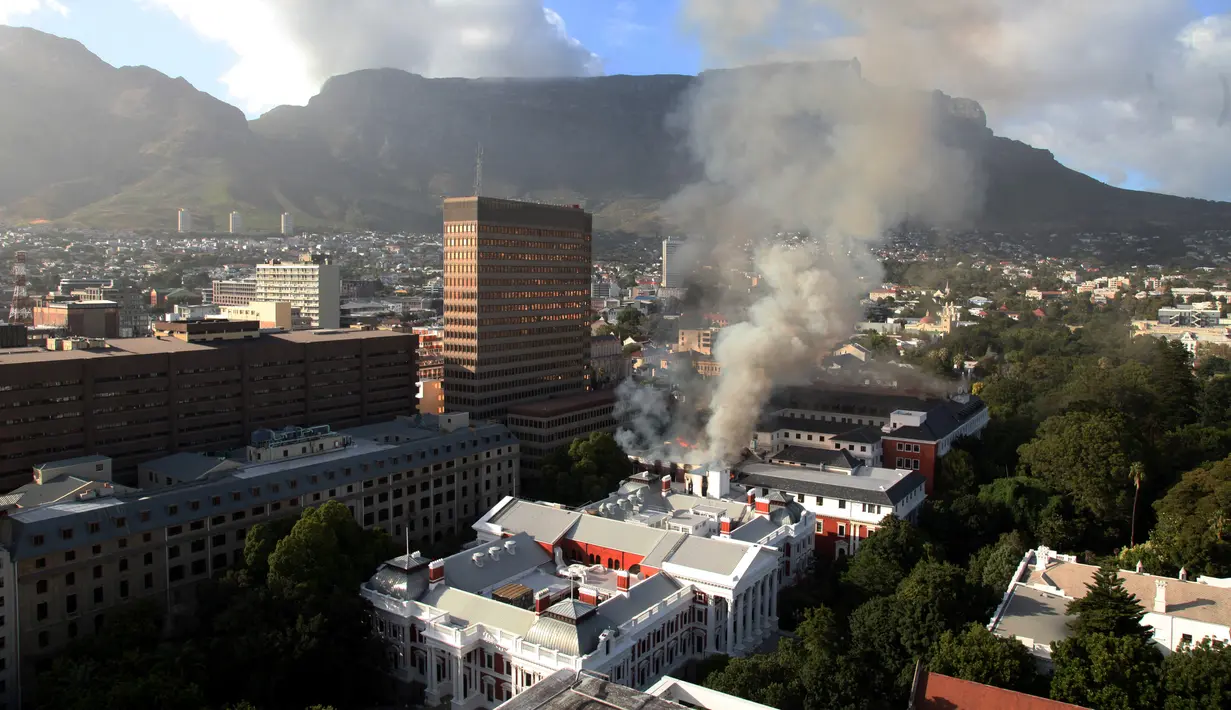 Gedung yang terbakar di kawasan Parlemen Afrika Selatan di Cape Town (2/2/2022). Api tersulut di lantai tiga gedung tersebut, dan menjalar ke ruang National Assembly tempat yang menjadi basis para anggota. (AFP/Obed Zilwa)