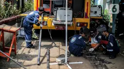 Sejumlah peserta mengikuti pelatihan pengelasan dengan sistem jemput bola (mobile training unit/MTU) yang digelar Pusat Pelatihan Kerja Khusus Pengembangan Las (PPKKPL) di halaman Kantor Kelurahan Pancoran, Jakarta, Kamis (15/9/2022). Pemprov DKI Jakarta melalui PPKKPL menyelenggarakan pelatihan las jemput bola secara gratis yang diikuti oleh 10 peserta. (Liputan6.com/Faizal Fanani)
