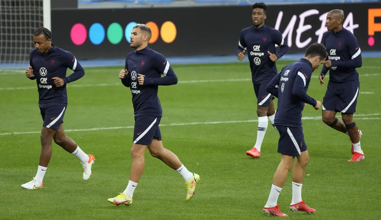 Para pemain timnas Prancis mengikuti sesi latihan di Stadion Olimpiyskiy di Kyiv, Jumat (3/9/2021). Timnas Prancis akan menghadapi Ukraina di Grup D Kualifikasi Piala Dunia 2022 zona Eropa pada Minggu dinihari, 5 September 2021. (AP Photo/Efrem Lukatsky)