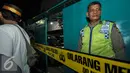 Petugas membentangkan garis polisi gudang yang diduga digunakan untuk membuat sabu, Jakarta (25/7). Kepolisian Polda Metro Jaya menggerebek sebuah gudang yang diduga pabrik narkoba jenis sabu di kawasan Penjaringan. (Liputan6.com/Yoppy Renato)