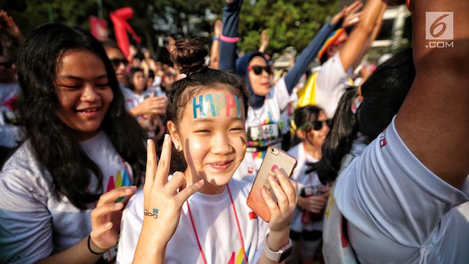 Seorang anak saat mengikuti lari santai The Color Run di kawasan komplek Gelora Bung Karno, Jakarta, Minggu (16/9). Sebanyak 13.000 peserta mengikuti The Color Run. (Liputan6.com/Faizal Fanani)
