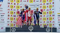 Pembalap Astra Honda Racing Team (AHRT), Fadillah Arbi Aditama (tengah) berjaya di Race 1 Kelas AP250 ajang ARRC Mandalika 2025.