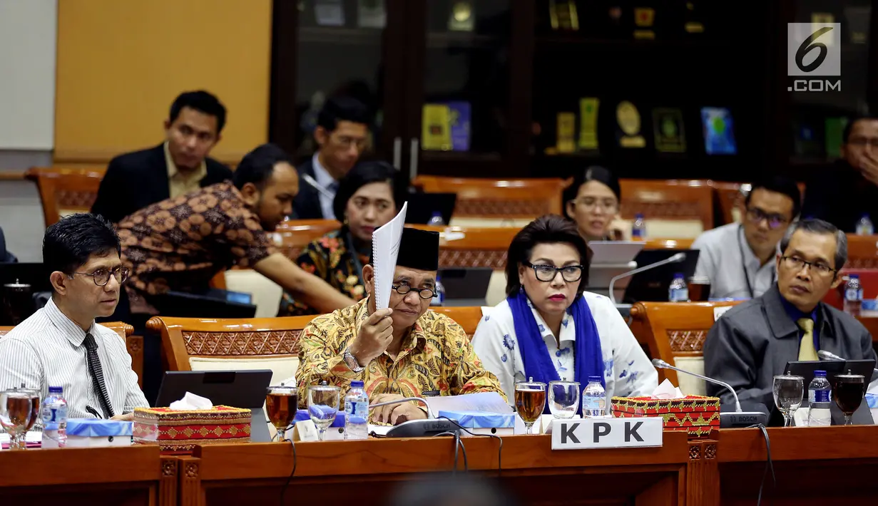 Pimpinan KPK mengikuti rapat dengar pendapat (RDP) lanjutan dengan Komisi III di gedung DPR, Senayan, Jakarta, Selasa (26/9). Diketahui rapat antara Komisi III dengan KPK ini sudah berlangsung pada 11-12 September 2017 lalu. (Liputan6.com/Johan Tallo)