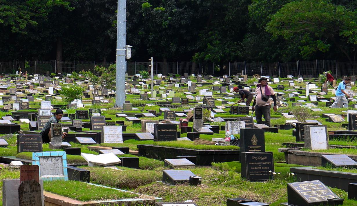 Suasana salah satu Tempat Pemakaman Umum (TPU) yang ada di Jakarta pada Rabu (5/11/2025). Krisis lahan pemakaman di Jakarta kian nyata. Tercatat, dari 80 Taman Pemakaman Umum (TPU) yang tersebar di lima wilayah Jakarta, 69 di antaranya telah penuh terisi. (Kapanlagi.com/Budy Santoso)