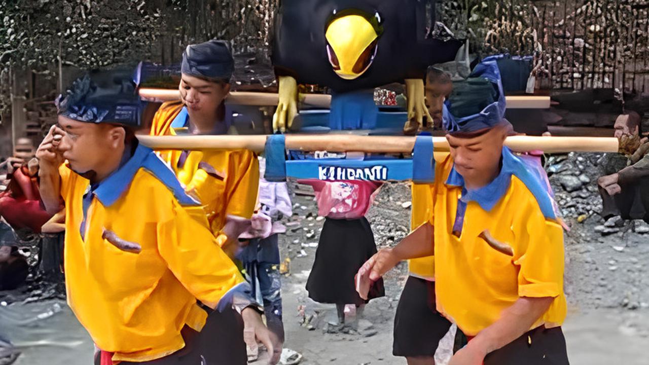 Melihat Tradisi Mamanukan Khas Pantura Jawa Barat, Hadirkan Patung Burung Besar untuk Kendaraan Anak yang Disunat