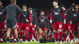 Pemain Liverpool, Mohamed Salah (tengah) melakukan pemanasan sebelum pada laga leg kedua 16 besar Liga Europa 2023/2024 melawan Sparta Praha di Anfield, Liverpool, Inggris, Jumat (15/03/2024). (AP Photo/Jon Super)