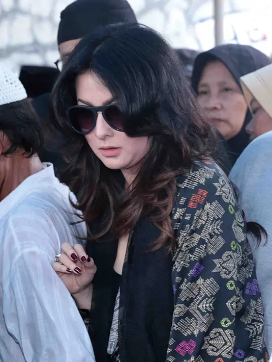 "Mas Eko orangnya baik, setiap saya syuting selalu ceria, tepat waktu, disiplin. Kadang-kadang malah selalu dia duluan yang datang dari pada saya," kata Diana Pungky di TPU Pondok Kelapa, Jakarta Timur, Selasa (28/3). (Deki Prayoga/Bintang.com)