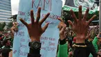 Pengemudi ojek online (ojol) membawa poster saat berdemonstrasi di depan Gedung DPR/MPR, Senayan, Jakarta, Jumat (28/2/2020). Mereka menyampaikan tuntutan terkait UU No 22/2009 itu direvisi dan menjadikan kendaraan roda dua sebagai transportasi khusus terbatas. (Liputan6.com/Johan Tallo)