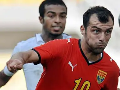 Aksi striker Macedonia, Goran Pandev (depan) dibayangi pemain Qatar, Ali Afif di laga pershabatan internasional yang berlangsung di Skopje, 11 Oktober 2009. AFP PHOTO/ROBERT ATANASOVSKI 