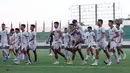 Tuan rumah Madura United menggelar latihan dalam sesi official training di Stadion Gelora Bangkalan, Madura, Kamis (30/5/2024) jelang menghadapi Persib Bandung pada laga leg kedua final BRI Liga 1 2023/2024 yang akan digelar Jumat, 31 Mei 2024. Para pemain Sapeh Kerrab tampak rileks menjalani latihan yang dipimpin langsung pelatih Rakhmat Basuki dan optimis mampu melakukan comeback usai kalah 0-3 pada leg pertama. (Bola.com/Bagaskara Lazuardi)