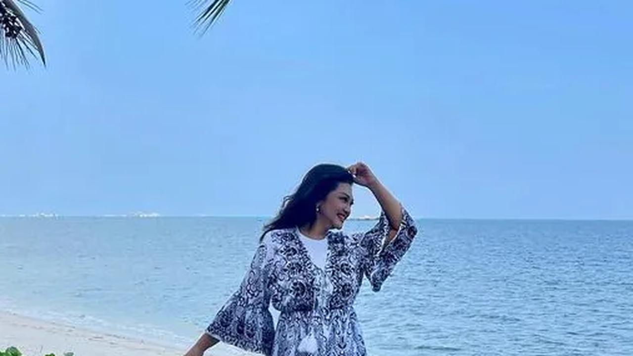 10 Gaya Bella Saphira saat Wisata Pantai di Pulau Belitung, Penampilannya Disebut Masih Seperti Gadis