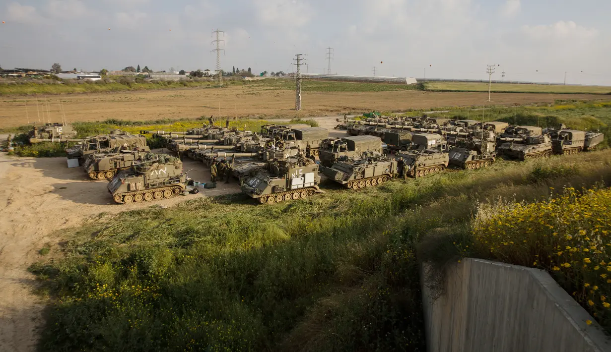 Artileri tentara Israel berjajar di dekat perbatasan dengan Gaza, Rabu (27/3). Militer Israel terus mengerahkan pasukan tambahan ke perbatasan Gaza. (AP Photo/Tsafrir Abayov)