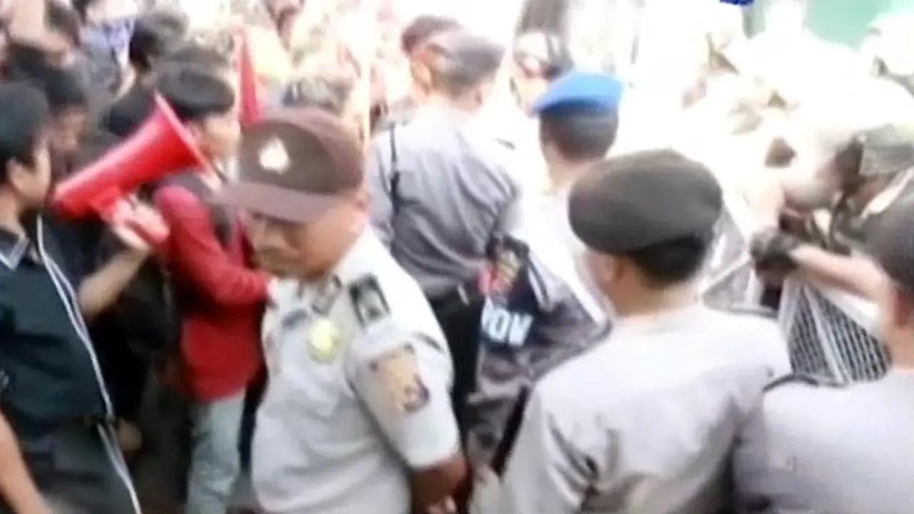 (Lip6 Malam) PHK
