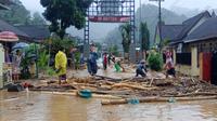 Warga Desa Pujiharjo Kabupaten Malang berjibaku membersihkan material&nbsp;yang terbawa banjir bandang pada Senin, 17 Oktober 2022 (Foto : PMI Kabupaten Malang)&nbsp;