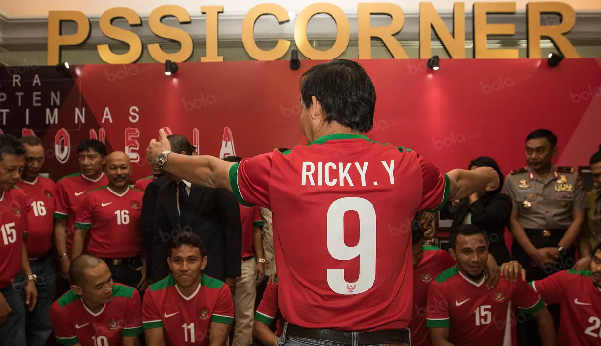 Ricky Yakobi merapikan barisan para Kapten Timnas Indonesia sebelum berfoto pada Kongres Tahunan PSSI 2017 di Bandung, (8/1/2017). (Bola.com/Vitalis Yogi Trisna)