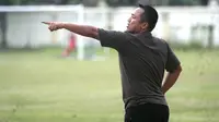 Bambang Sumantri menggantikan Purwanto Suwondo menangani Persatu. (Bola.com/Gatot Susetyo)