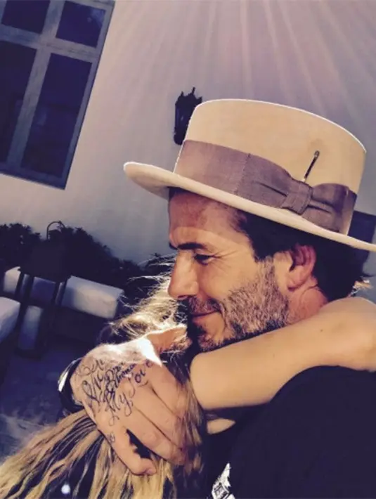 David Beckham memeluk anaknya, Haper, saat liburan paskah. (instagram/davidbeckham)