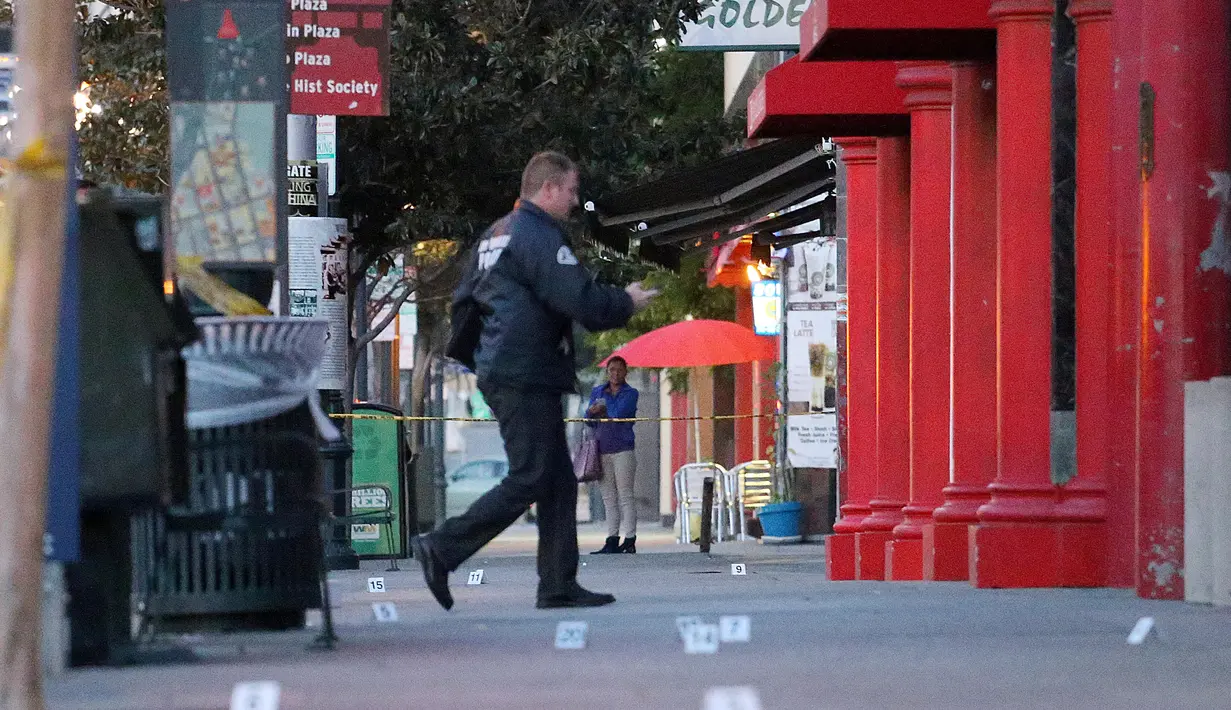 Polisi melintas di lokasi penikaman yang menewaskan dua orang di Chinatwown, Los Angeles, AS (26/1). Diketahui korban dan pelaku sebelumnya telah memiliki perselelisihan. (AP Photo / Reed Saxon)