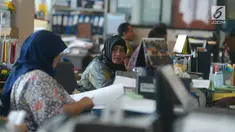 Aktivitas pegawai saat mulai masuk kerja usai libur Lebaran di Balai Kota DKI Jakarta, Rabu (21/6). Usai halalbihalal, pegawai Pemprov DKI mulai berkerja normal. (Merdeka.com/Imam Buhori)