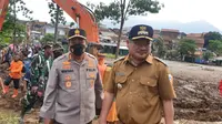 Bupati Garut Rudy Gunawan, saat mendampingi Kapolda Jabar Irjen Suntana di lokasi bencana Cimacan Garut, Senin (18/7/2022). (Liputan6.com/Jayadi Supriadin)