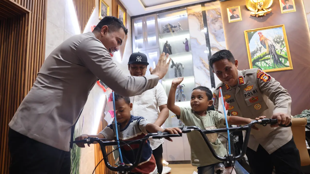 Dua bocah di Gowa mengais sisa makanan di lokasi upacara HUT RI