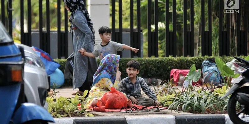 Puluhan Imigran Terlantar di Trotoar Jalan Kebon Sirih