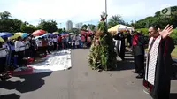 Pendeta memimpin doa jemaat GKI Yasmin dan HKBP Filadelfia pada misa Natal 2017 di Silang Barat Laut Monas, Jakarta, Senin (25/12). Dipimpin 16 pendeta dari beragam gereja, mereka menggelar kebaktian Natal. (Liputan6.com/Helmi Fithriansyah)