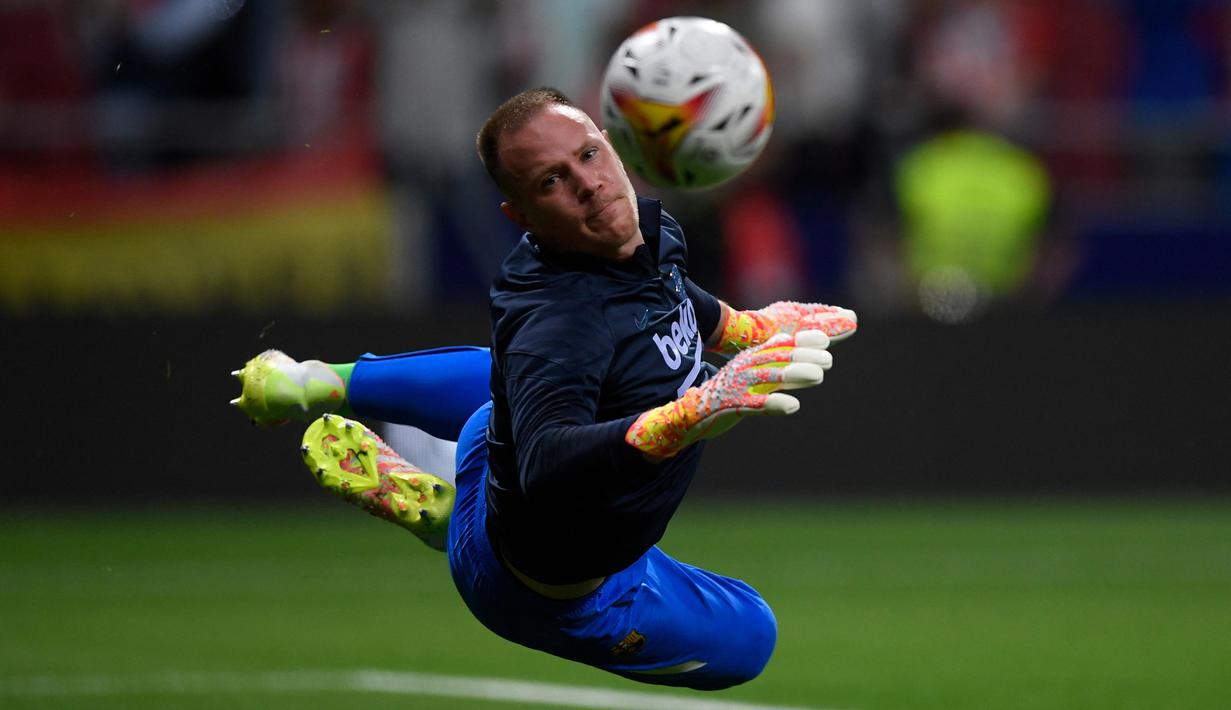 Marc-Andre ter Stegen. Kiper berusia 29 tahun yang telah 8 musim memperkuat Barcelona ini menjadi pilihan utama di musim ketiganya pada 2016/2017 hingga kini. Bersama Timnas Jerman yang telah 27 kali dibelanya, ia hanya jadi pelapis kiper Bayern Munchen, Manuel Neuer. (AFP/Oscar Del Pozo)