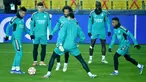 Para pemain Real Madrid mengambil bagian dalam sesi latihan di Stadion Sheriff di Tiraspol menjelang pertandingan sepak bola Liga Champions, Selasa (23/11/2021). Real Madrid bakal melawat ke markas FC Sheriff pada laga kelima Liga Champions 2021/22, Kamis dini hari WIB. (Sergei GAPON / AFP)