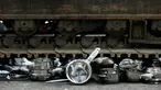 Sebuah alat berat dioperasikan untuk menghancurkan panci palsu dan peralatan dapur yang disita Badan Bea Cukai Swiss di Jenewa, Swiss, (16/6/2015). (REUTERS/Pierre Albouy)