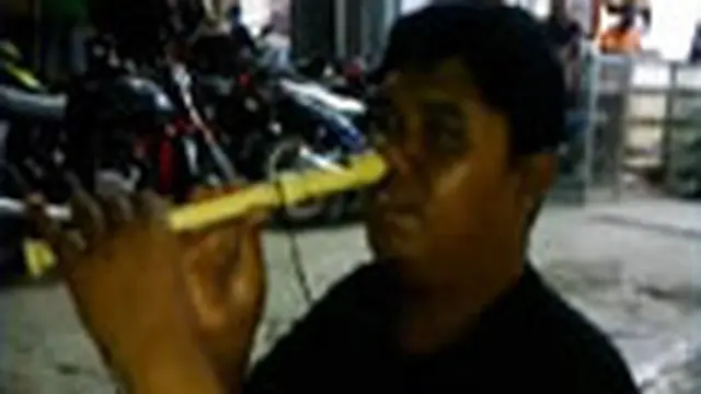Unik, Meniup Seruling Menggunakan Hidung
