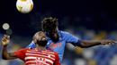 Gelandang Napoli, Tiemoue Bakayoko (atas) berduel udara dengan gelandang Granada, Yangel Herrera dalam laga leg kedua babak 32 Besar Liga Europa 2020/21 di Diego Armando Maradona Stadium, Kamis (25/2/2021). Napoli menang 2-1 atas Granada. (LaPresse via AP/Alessandro Garofalo)