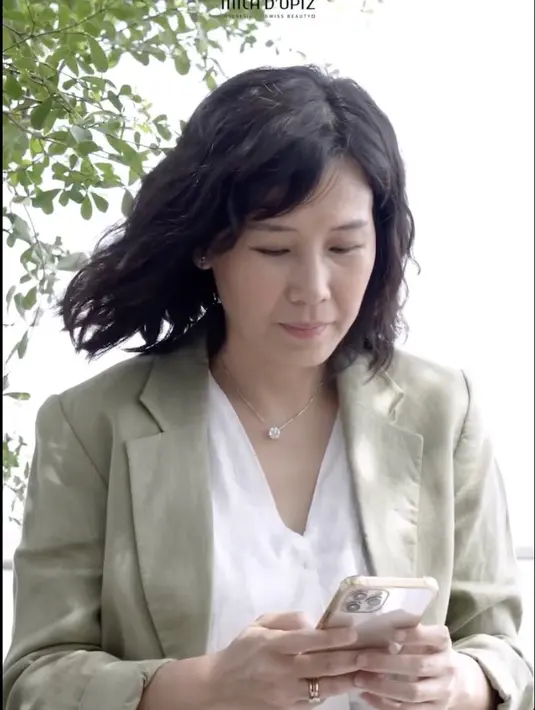 Kali ini paduan warna sejuk juga menampilkan kesan sederhana namun tetap tangguh.  [Foto: Instagram/ Veronica Tan]