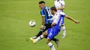 Striker Inter Milan, Lautaro Martinez, berebut bola dengan pemain Sampdoria, Bartosz Bereszynski, pada laga Serie A di Stadion Giuesepe Meazza, Minggu (21/6/2020). Inter Milan menang 2-1 atas Sampdoria. (AP/Antonio Calanni)