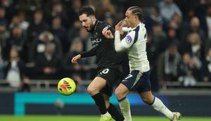 Pemain Tottenham, Xavi Simons, berduel dengan pemain Manchester City, Rayan Cherki, pada laga Liga Inggris, Minggu (1/2/2026). (AP Photo/Richard Pelham)
