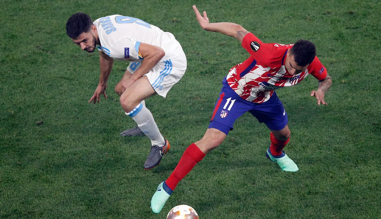 Pemain Atletico Madrid Angel Correa berebut bola dengan pemain Marseille Morgan Sanson saat pertandingan final Liga Europa di Stade de Lyon, Prancis (16/5). (AP Photo / Christophe Ena)