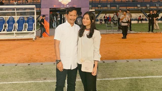 Djadjang Nurdjaman dan Cucu Perempuannya, Shasya Saenasya.