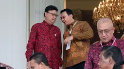 Menteri Dalam Negeri, Cahyo Kumolo (kiri) saat berbincang dengan Basuki Tjahaja Purnama, Bogor, Jum'at (13/2/2015). Presiden Joko Widodo memberikan pernyataan seputar isu pelantikan Komjen Budi Gunawan menjadi Kapolri. (Liputan6.com/Faizal Fanani)