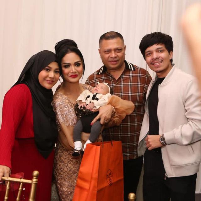 Krisdayanti dan Ameena Atta. (Foto: Dok. Instagram @krisdayantilemos)