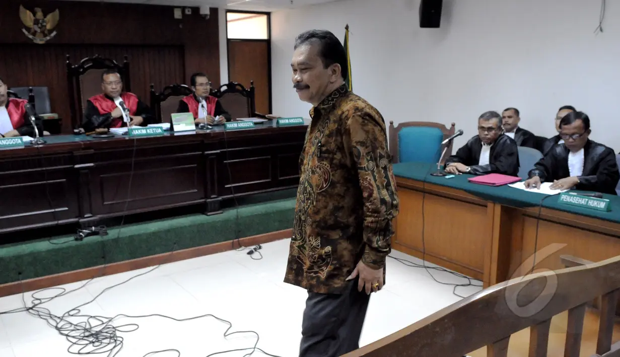 Terdakwa kasus suap Pilkada Tapanuli Tengah Raja Bonaran Situmeang menjalani sidang lanjutan di Pengadilan Tipikor, Jakarta, Senin (13/4/2015). Sidang tersebut menghadirkan tiga orang saksi dari Mahkamah Konstitusi. (Liputan6.com/ Andrian M Tunay)