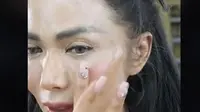 Krisdayanti Ungkap Wajah Dirinya Tanpa Riasan Warganet Akui Makeup Bikin Artis Tambah Cantik.&nbsp; foto: TikTok @nooercahaya dan Yiutube&nbsp;FemaleDailyNetwork