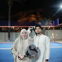 Kali ini, Tyas membagikan momen kebersamaannya dengan sang suami saat bermain padel, olahraga raket yang tengah digemari, dengan balutan busana syar’i yang tetap terlihat modern dan fungsional. [@tyas_mirasih].