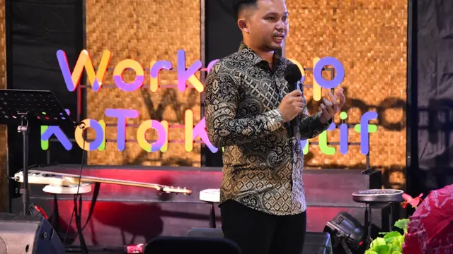 Kegiatan workshop juga diisi oleh Adam Febrianata, Direktur Sosialoka Indonesia yang juga bertindak sebagai perwakilan dari Indonesia Digital Entertainment (IDE) Group
