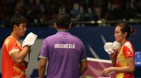 Alfian Eko Prasetya/Annisa Saufika saat melawan pasangan Belanda Jacco Arends/Selena Piek pada laga Indonesia Open 2016 di Istrora Senayan, Jakarta, Kamis (2/6/2016). Alfian Eko Prasetya/Annisa Saufika menang 21-17,21-8. (Bola.com/Nicklas Hanoatubun)