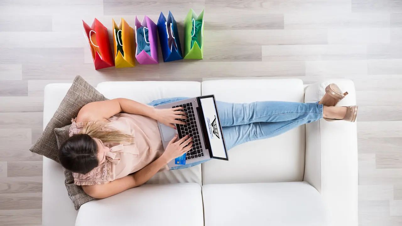 Ilustrasi pengguna e-commerce sedang belanja online/