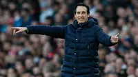 Pelatih Arsenal, Unai Emery menginstruksikan pemainnya saat bertanding melawan Manchester United selama pertandingan lanjutan Liga Inggris di Stadion Emirates di London (10/3). Arsenal menang 2-0 atas MU. (AFP Photo/Ian Kington)