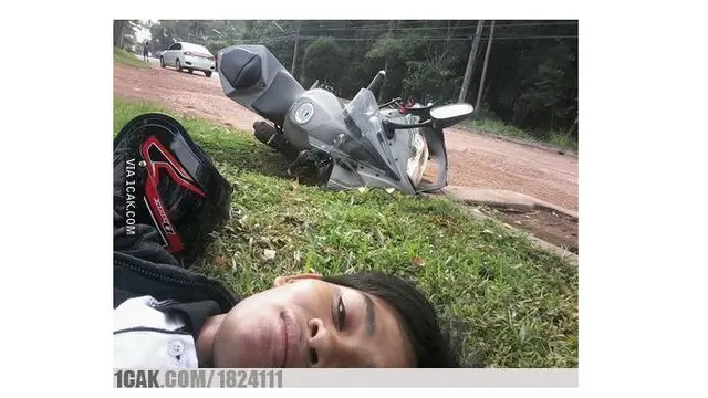 6 Ekspresi Senyum Pengendara Usai Jatuh dari Motor Ini Bikin Heran