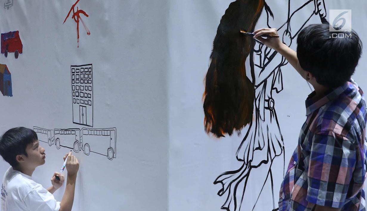 Penyandang disabilitas tampak serius saat melukis mural di kanvas sepanjang 20 meter di Balai Kota DKI Jakarta, Kamis (11/10). Kegiatan tersebut diadakan sebagai sarana untuk para penyandang disabilitas berkarya. (Liputan6.com/Immanuel Antonius)